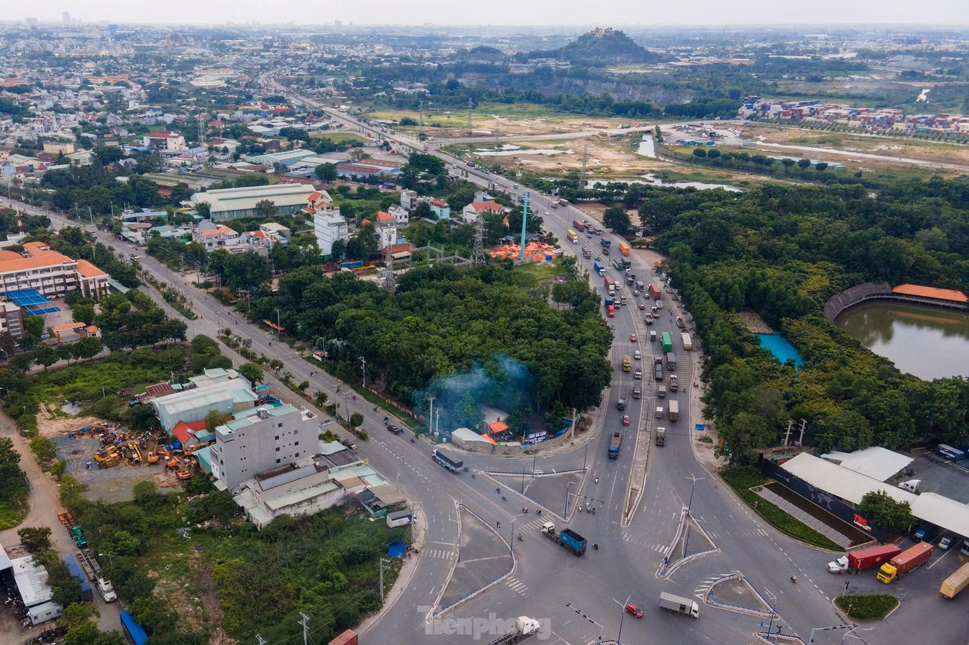 Đoạn đầu đường Tân Vạn (bên phải) giao với đường ĐT 743 (Bình Dương). Ảnh: Phạm Nguyễn.