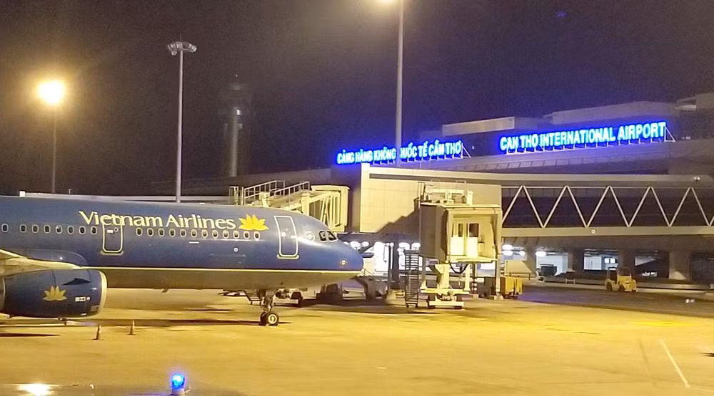Cục Hàng không đề xuất giảm một số loại phí, giá vé máy bay đi, đến các sân bay khu vực Đồng bằng sông Cửu Long để thu hút thêm khách tới khu vực này.