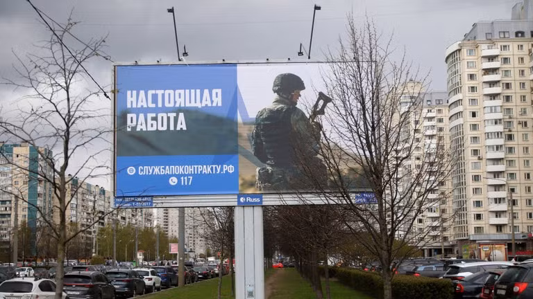 Biển quảng cáo kêu gọi người dân gia nhập quân đội ở St. Petersburg. (Ảnh: Getty Images)