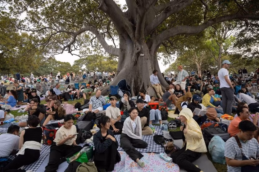 Người dân tập trung quanh Nhà hát Opera Sydney và cạnh cầu cảng để chờ xem pháo hoa. (Ảnh: Sydney Herald)