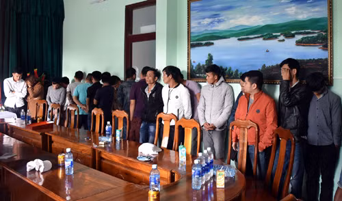 Hơn 20 người đánh bạc trong rừng ảnh 1