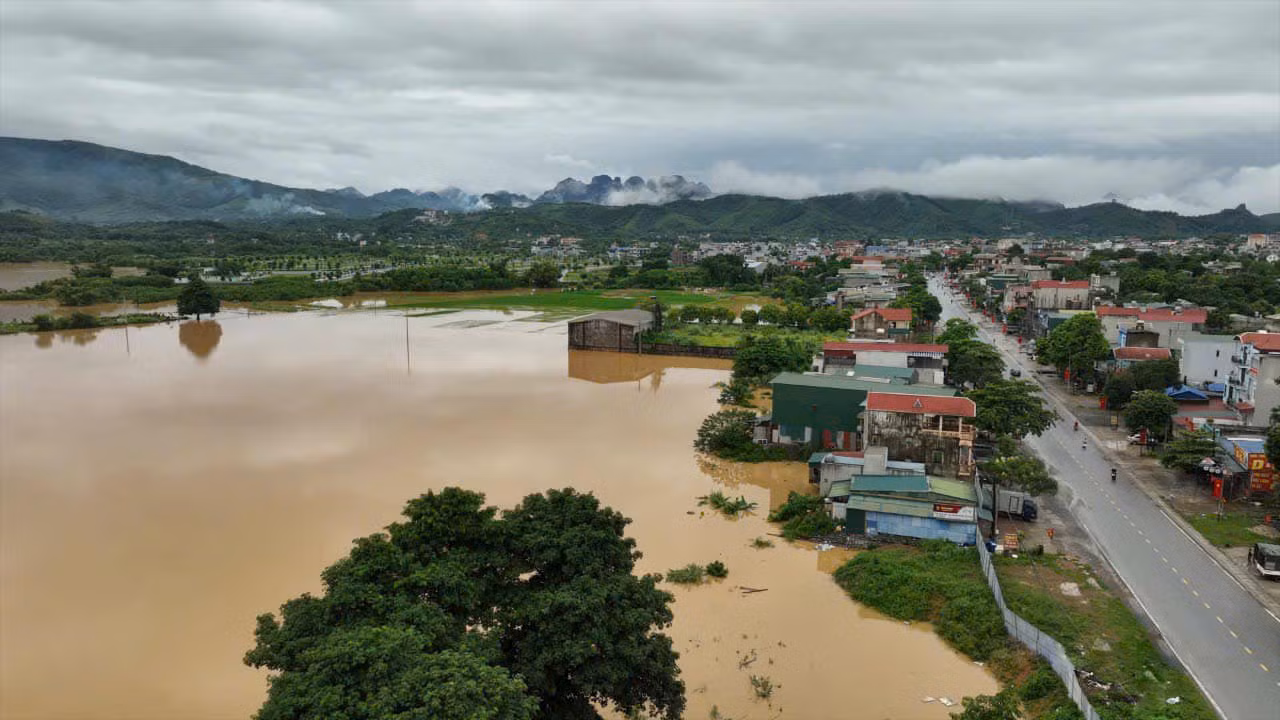 Nhiều nơi trên địa bàn huyện Lương Sơn bị ngập úng.