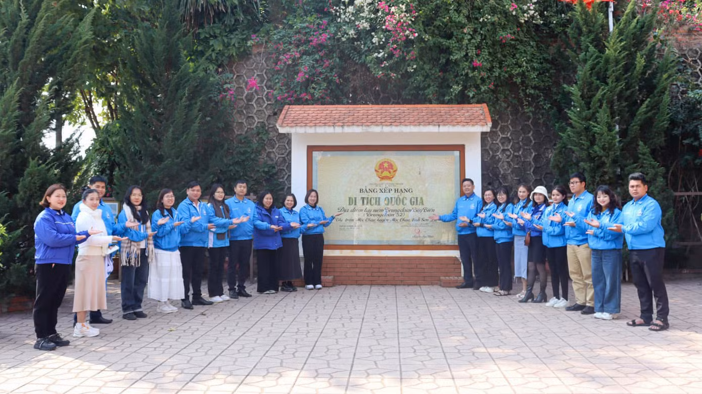 Đoàn đã thực hiện nghi lễ dâng hương tại Khu di tích Lịch sử Tây Tiến, tưởng nhớ những anh hùng liệt sĩ đã hy sinh vì Tổ quốc và chào cờ tại Cột mốc 255 cửa khẩu Quốc tế Lóng Sập.