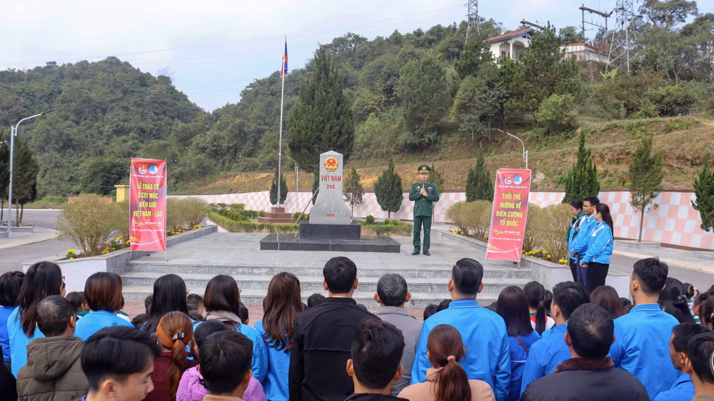 Đoàn đã thực hiện nghi lễ dâng hương tại Khu di tích Lịch sử Tây Tiến, tưởng nhớ những anh hùng liệt sĩ đã hy sinh vì Tổ quốc và chào cờ tại Cột mốc 255 cửa khẩu Quốc tế Lóng Sập.
