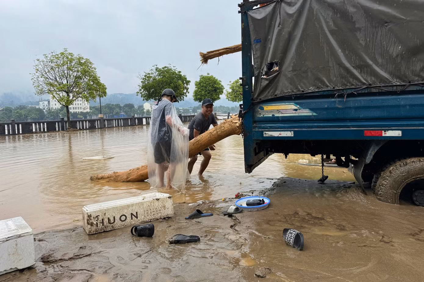 Một số người dân thu gom gỗ, củi bị mắc kẹt lại trên cạn.