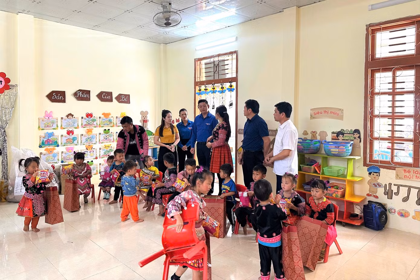 Công trình được xây dựng với quy mô 1 phòng học 42m2 và 1 nhà vệ sinh khép kín do Trung tâm Tình nguyện Quốc gia, Dự án Sức mạnh 2000 kêu gọi tài trợ và Dự án Nuôi em hỗ trợ với tổng trị giá 210 triệu đồng.