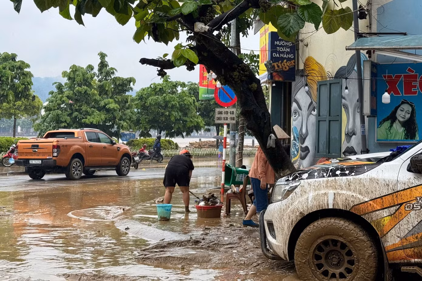 Mọi vật dụng của người dân đều bị bùn đất bám vào.