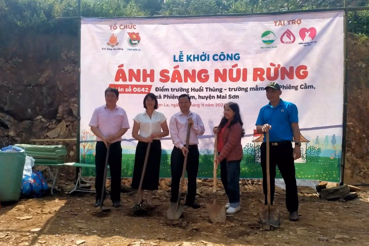 Cũng trong đầu tháng 11, Tỉnh Đoàn Sơn La, Hội LHTN Việt Nam tỉnh đã tổ chức lễ khởi công công trình “Trường đẹp cho em” tại điểm trường Huổi Thùng, trường Mầm non Phiêng Cằm, xã Phiêng Cằm, huyện Mai Sơn. Công trình được đầu tư xây dựng với quy mô 1 phòng học 42m2 và 1 nhà vệ sinh trị giá 225 triệu đồng.