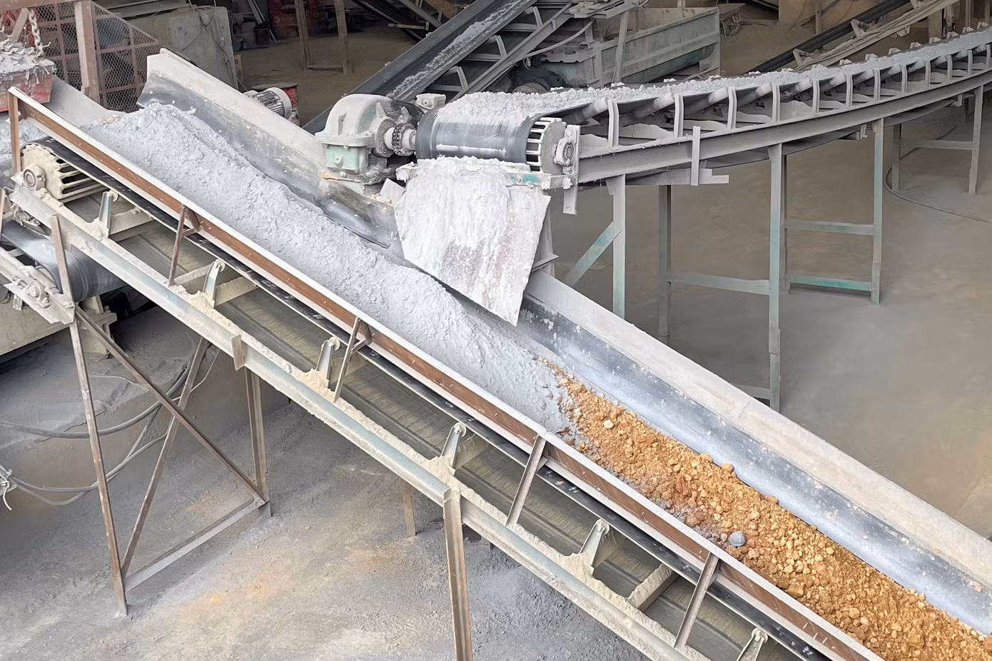 Quan sát kỹ bên trong, hệ thống máy móc sản xuất gạch của đơn vị này vẫn còn lại nguyên vật liệu trên hầu hết các băng chuyền.