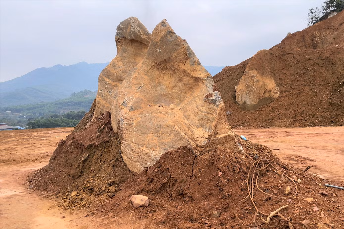 Quá trình đào bới nham nhở, lộ ra những tảng đá lớn.