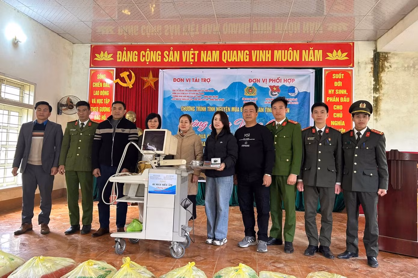 Đoàn thiện nguyện tặng máy siêu âm cho Trạm Y tế xã Vân Hồ.