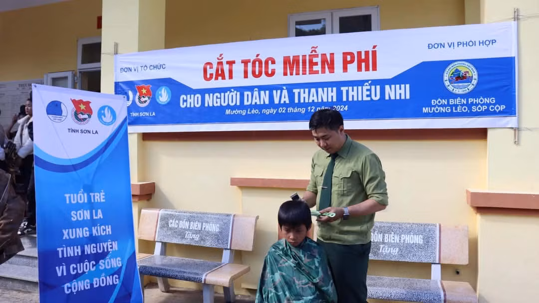 Trong khuôn khổ chương trình, Tỉnh Đoàn Sơn La và Đồn biên phòng Mường Lèo tổ chức cắt tóc miễn phí, tổ chức gian hàng 0 đồng, hỗ trợ người dân khó khăn tại xã vùng cao.