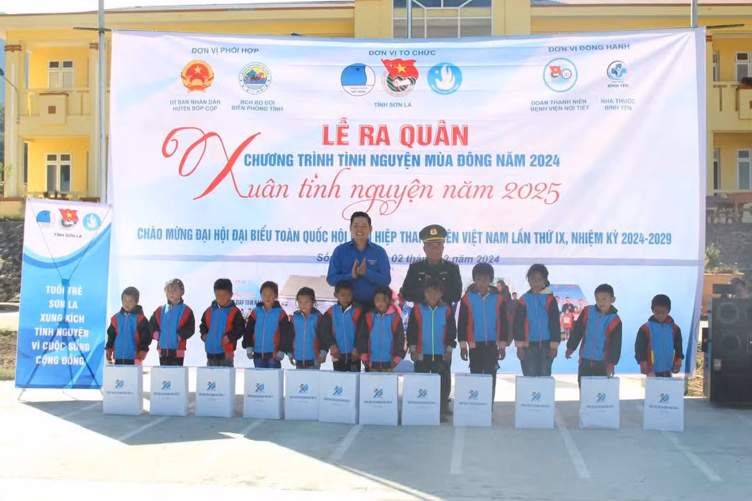 Tỉnh Đoàn tặng 11 mô hình "Dê sinh sản" các hộ gia đình khó khăn; 20 suất quà, gồm chăn ấm và nhu yếu phẩm cho già làng, trưởng bản, hộ khó khăn xã Mường Lèo; tặng 20 đàn gà khăn quàng đỏ cho thiếu nhi bị ảnh hưởng bởi thiên tai; trao 30 suất quà cho học sinh có hoàn cảnh khó khăn.