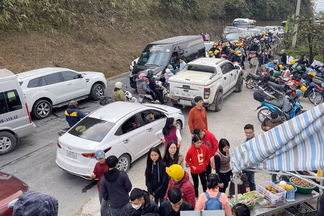 Nhiều phương tiện dừng đỗ ở khu vực phía trước cổng trời Quản Bạ, khiến dòng xe bị ùn tắc kéo dài dọc tuyến đường quốc lộ 4C.