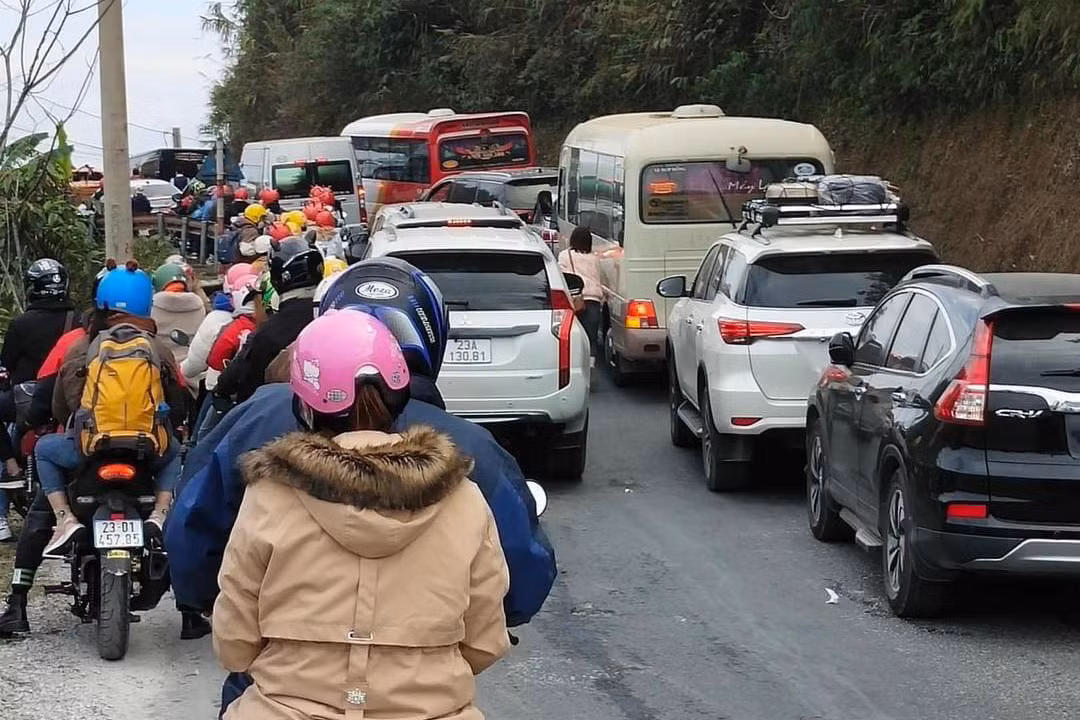 Trưa 30/12, tình trạng ùn tắc giao thông xảy ra tại khu vực cổng trời Quản Bạ (thuộc xã Quyết Tiến, huyện Quản Bạ, tỉnh Hà Giang).