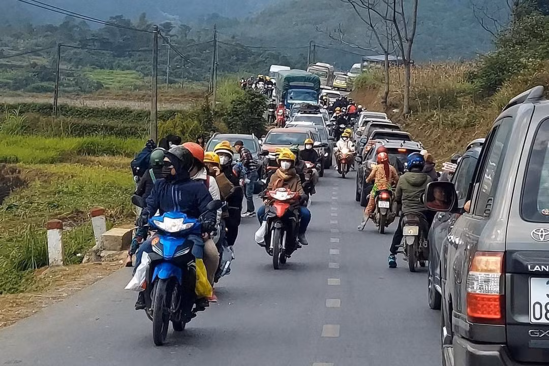 Một số vị trí khác tại quốc lộ 4C tuy không bị ùn tắc nhưng ghi nhận lượng phương tiện tăng đột biến