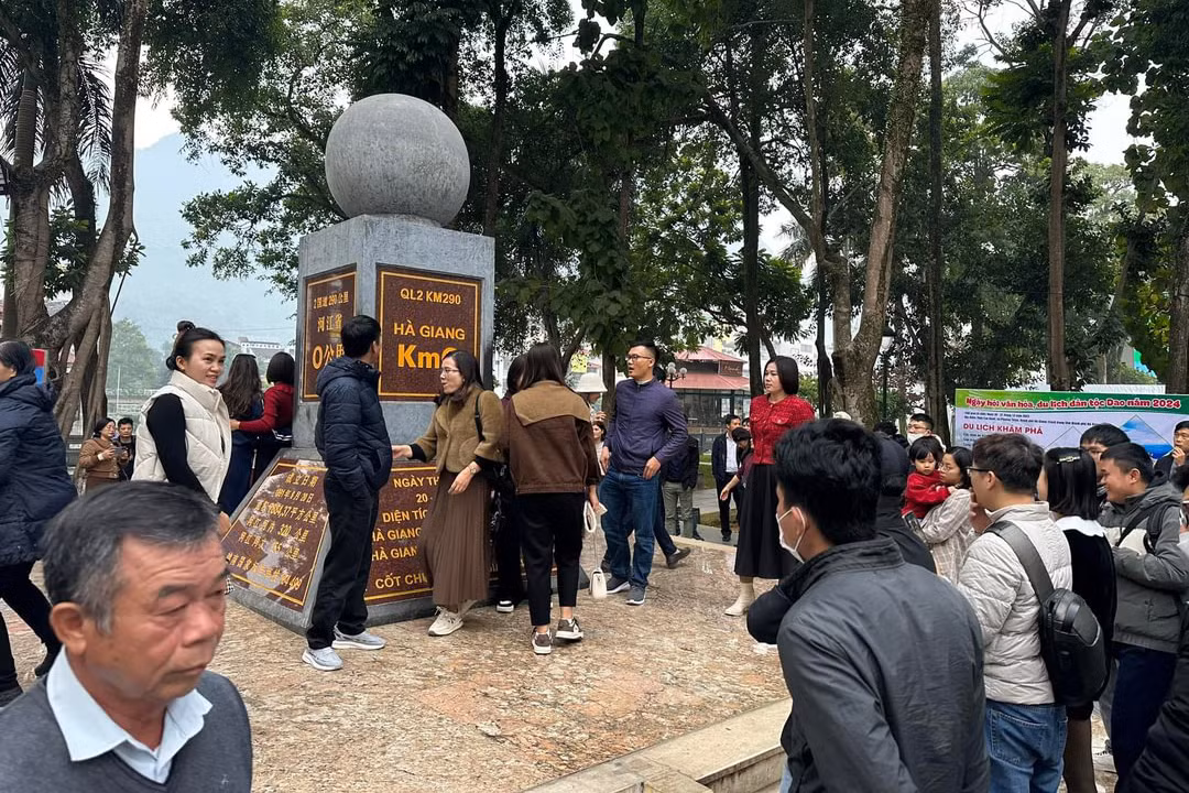 Trong ngày đầu dịp nghỉ Tết Dương lịch, tại một số địa điểm check-in trên địa bàn tỉnh Hà Giang ghi nhận lượng lớn du khách đến tham quan.