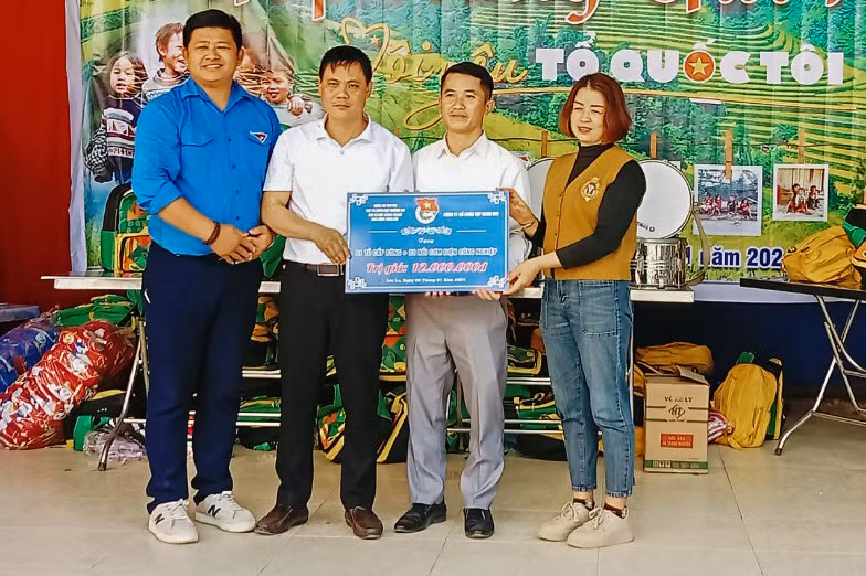 Những phần quà thiết thực gửi tới 2 nhà trường tại xã Nam Phong.