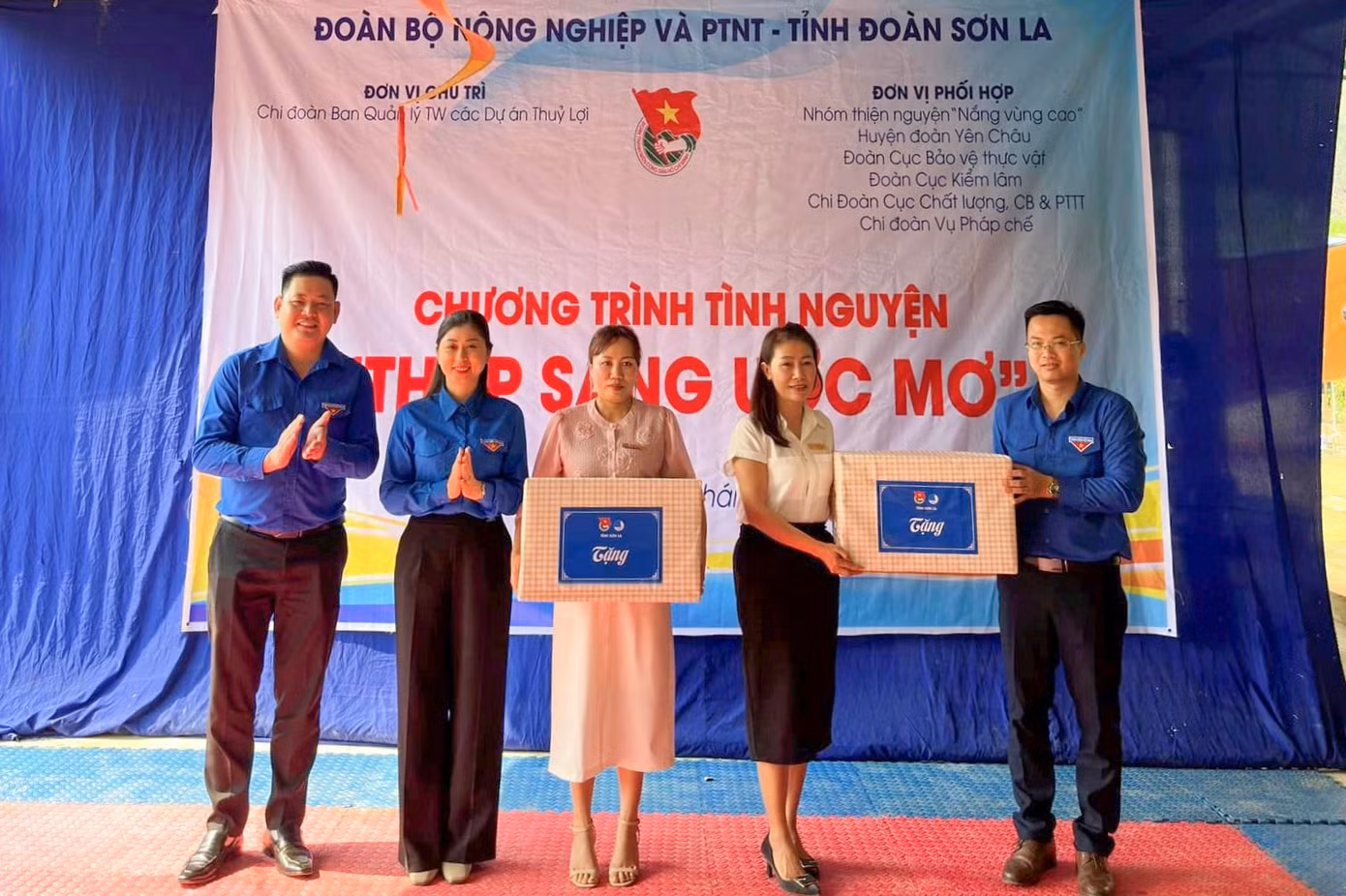Bên cạnh đó, chương trình đã gửi tặng 2 phần quà đến Ban Giám hiệu nhà trường.