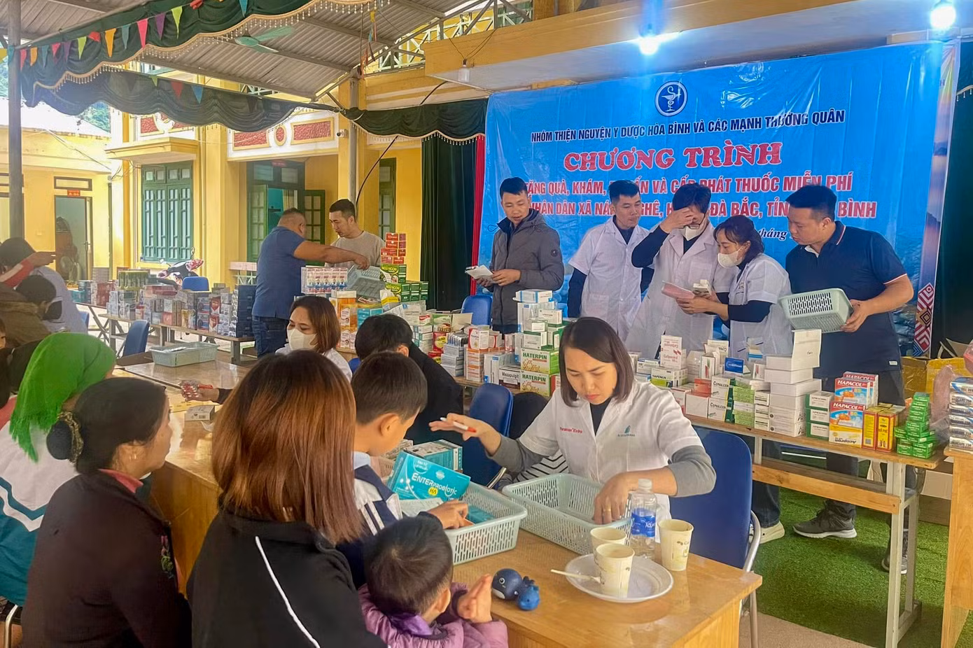 Nhiều người dân vùng cao được khám bệnh, tư vấn và phát thuốc miễn phí.