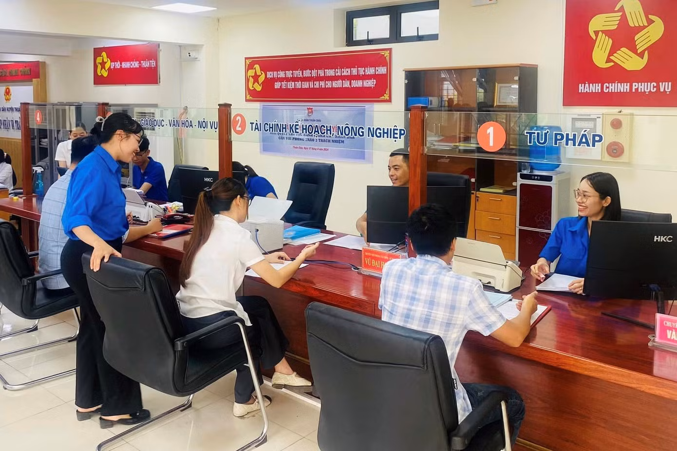 Thanh niên tình nguyện nhiệt tình hỗ trợ người dân làm thủ tục hành chính.
