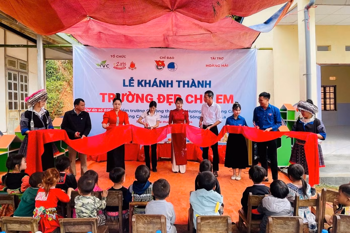 Trước đó, ngày 9/11, cũng đã diễn ra lễ khánh thành công trình “Trường đẹp cho em” tại Điểm trường Tiên Sơn, Trường Mầm non Hoa Hồng, xã Chiềng Khương, huyện Sông Mã, với quy mô 2 phòng học 42m2 và 1 nhà vệ sinh trị giá 370 triệu đồng do Trung tâm Tình nguyện Quốc gia và Dự án Sức mạnh 2000 kêu gọi tài trợ nhằm trang bị cơ sở vật chất phục vụ công tác dạy và học của cô và trò điểm trường.