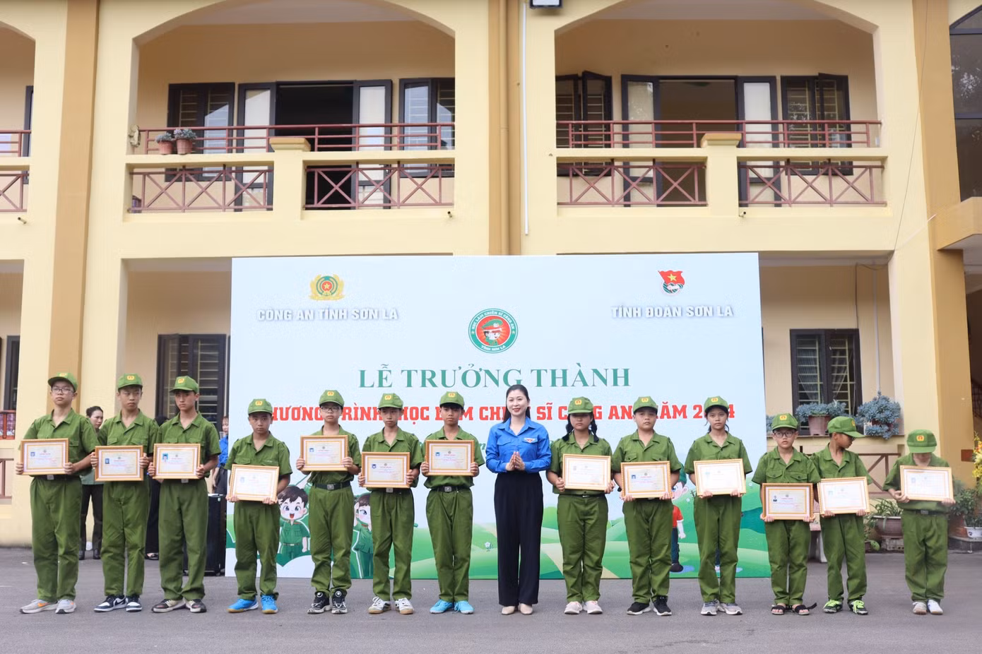 Nhờ đó, các em tiếp xúc gần gũi với lực lượng Công an nhân dân, hiểu rõ hơn về công việc và trách nhiệm của người Chiến sĩ công an trong việc bảo vệ an ninh quốc gia và an ninh xã hội.