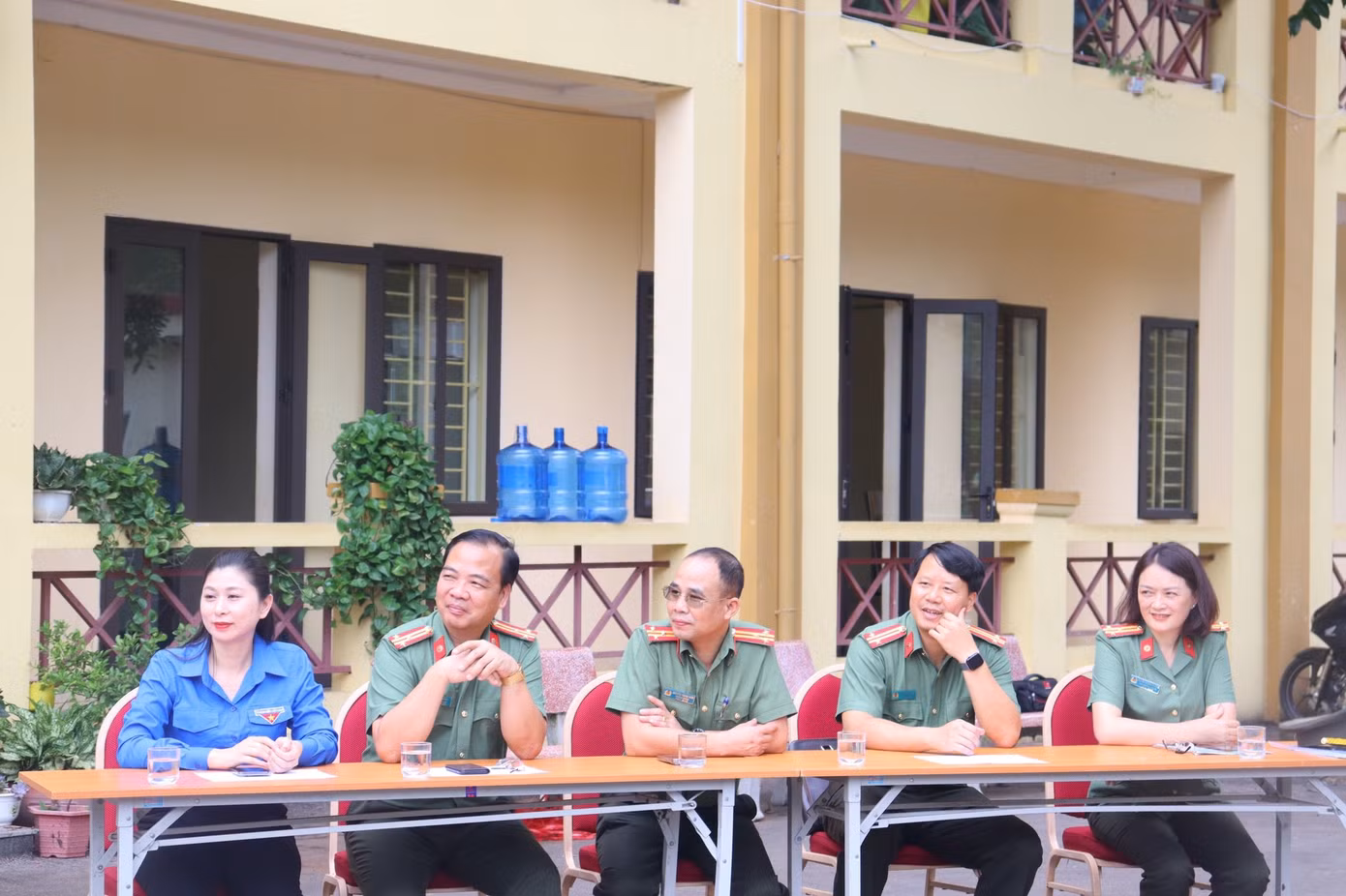 Tham dự Chương trình có chị Cầm Thị Huyền Trang - Bí thư Tỉnh Đoàn Sơn La; ông Lê Huy Thắng - Trưởng phòng công tác Đảng, công tác Chính trị, Công an tỉnh; anh Nguyễn Tuấn Anh - Phó Bí thư Tỉnh Đoàn, Chủ tịch Hội SVVN tỉnh, Chủ tịch Hội đồng Đội tỉnh.