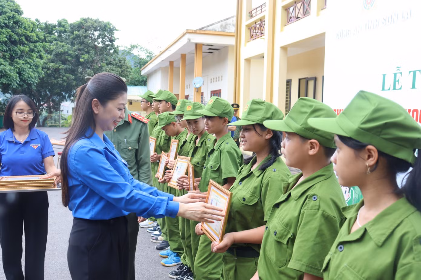 Chị Cầm Thị Huyền Trang - Bí thư Tỉnh Đoàn Sơn La trao bằng chứng nhận Trưởng thành cho các chiến sĩ nhí.