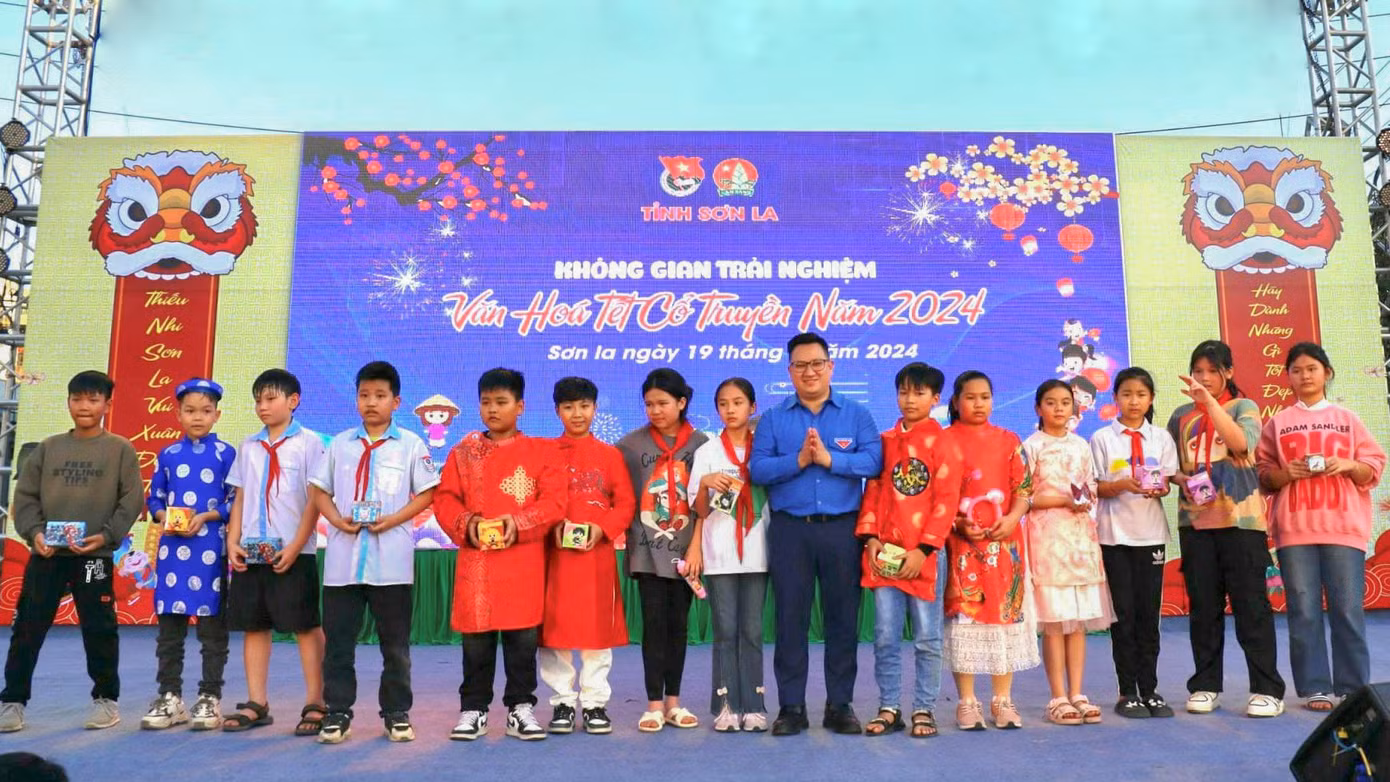 Sau các hoạt động, ban tổ chức đã có những phần quà nhỏ dành tặng cho các em.