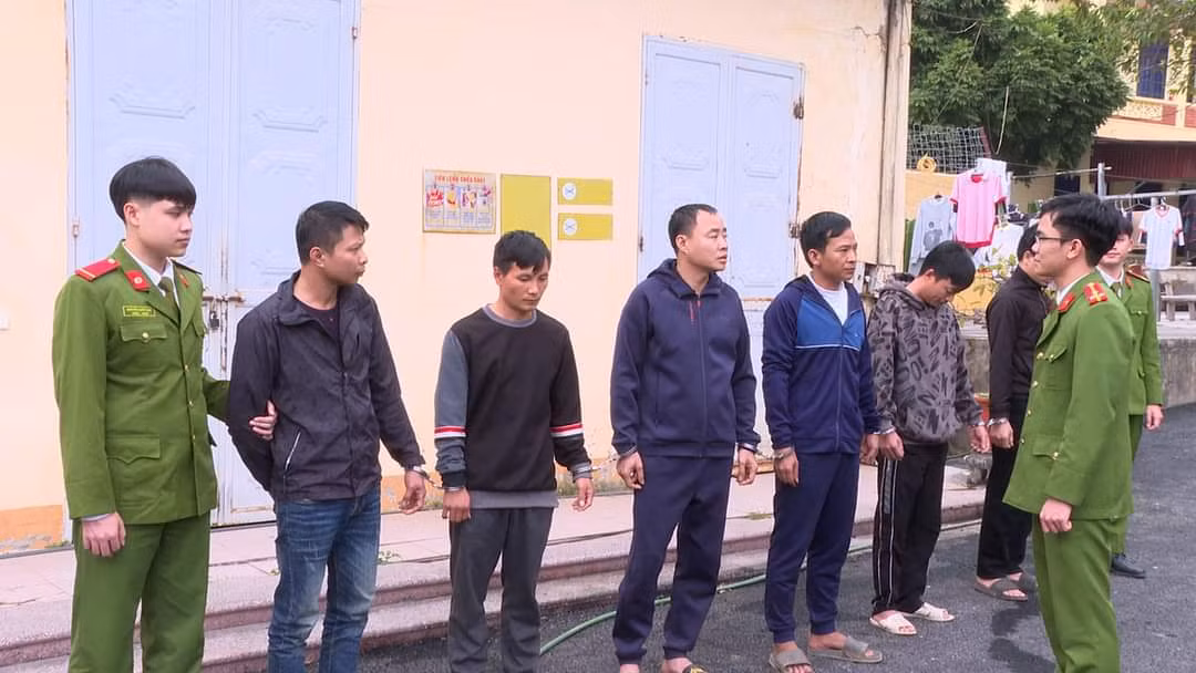 6 đối tượng bị tạm giữ hình sự. Ảnh: CACC