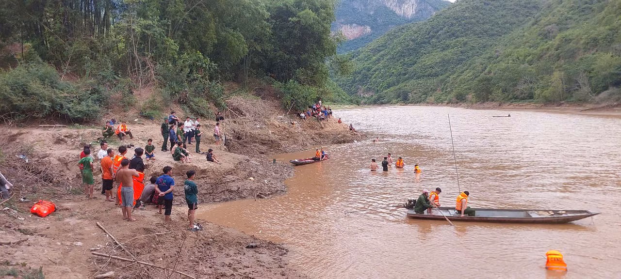 Khu vực 2 chị em bị nước cuốn trôi Khu vực 2 chị em bị nước cuốn trôi