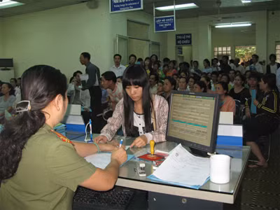 Người dân đông nghịt tại phòng nhận hồ sơ. Ảnh : Đàm huy