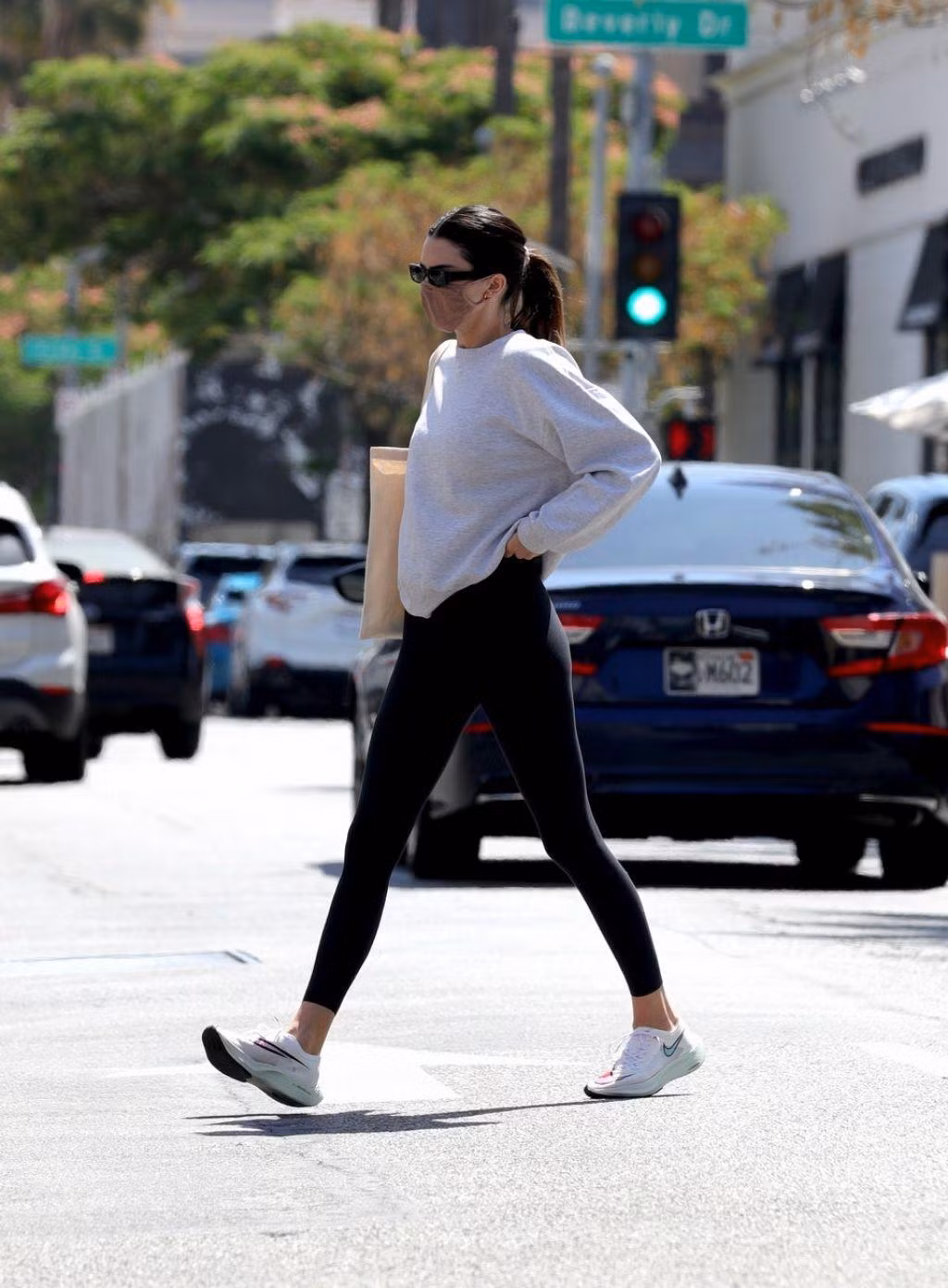 Kendall Jenner hiện là siêu mẫu đắt giá nhất thế giới. Không chỉ vậy, cô còn được biết đến là em gái cùng mẹ khác cha của tỷ phú USD mới là Kim Kardashian.