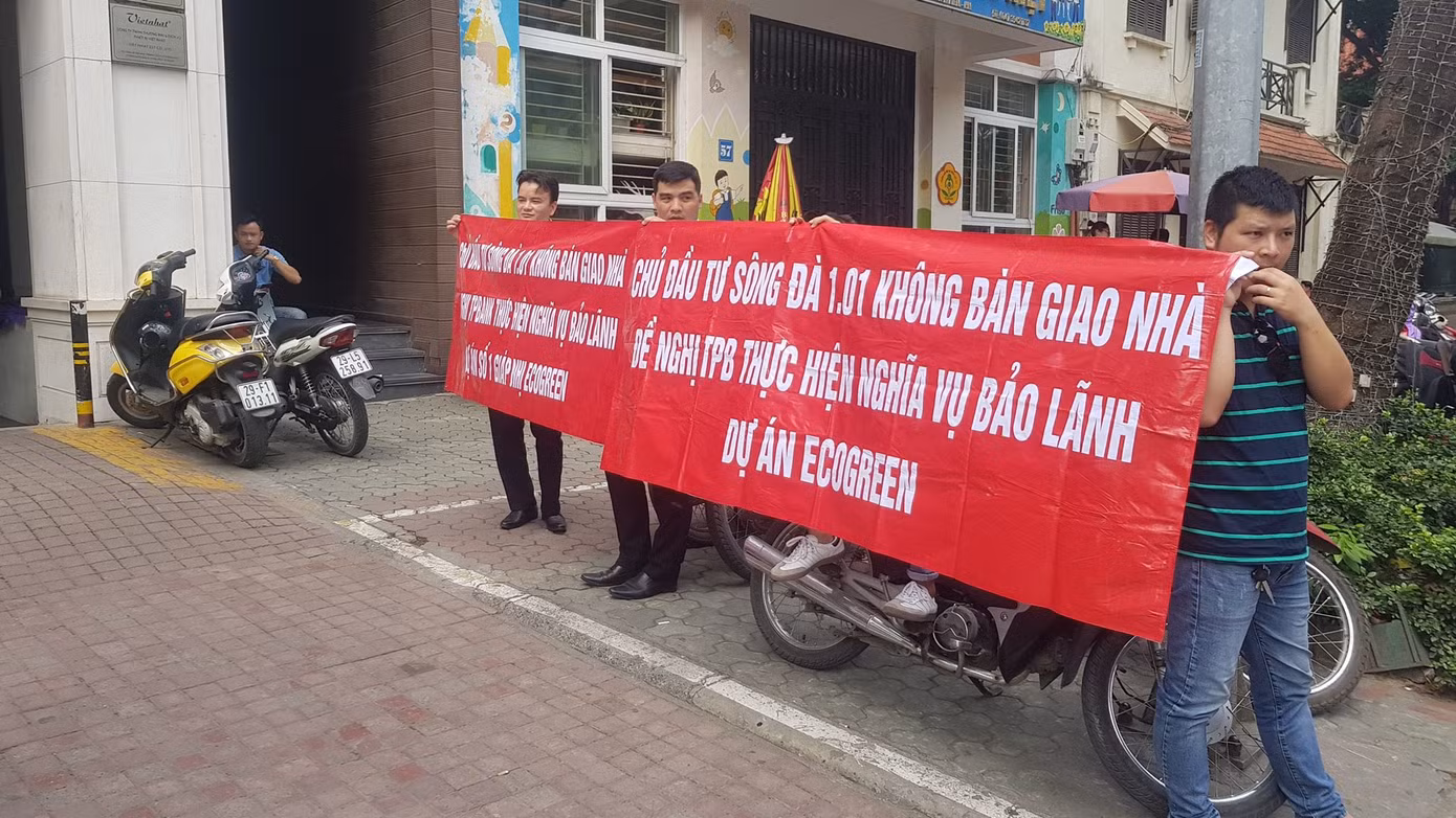 Người mua nhà 'đội nắng' đòi quyền lợi vì dự án chậm tiến độ ảnh 1