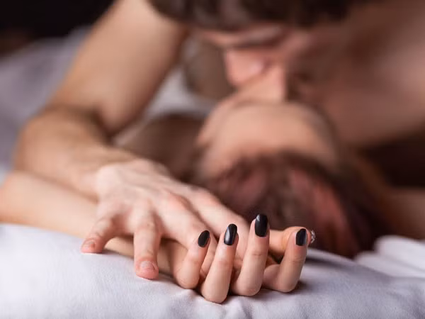 Quan trọng hơn, mày râu cao tuổi có thể trao tặng vợ trẻ điều mà chàng cùng lứa nàng nghèo vốn sống không thể có: nghệ thuật yêu. Ảnh minh họa: Internet