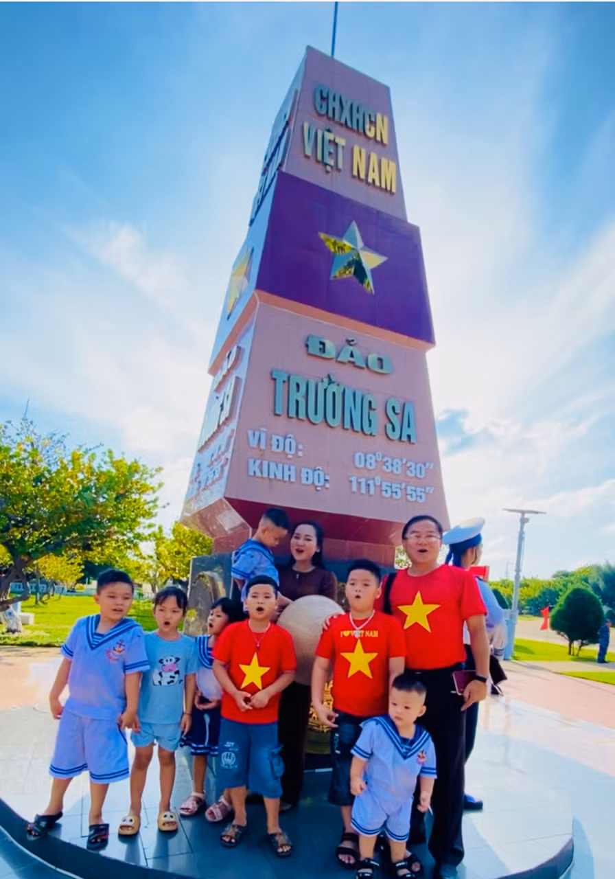 Cùng hát với các cháu bé đảo Trường Sa Lớn.
