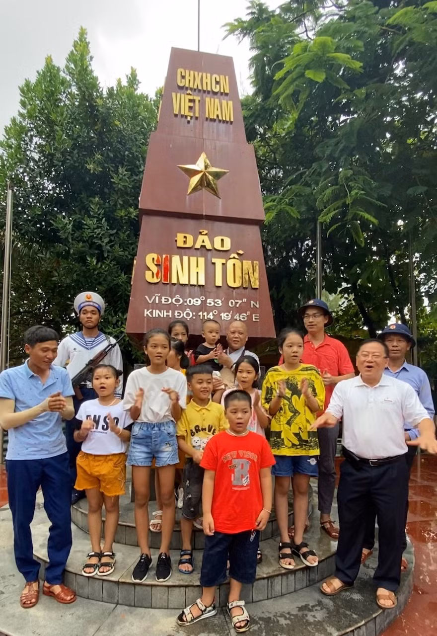 Hát với các cháu đảo Sinh Tồn.