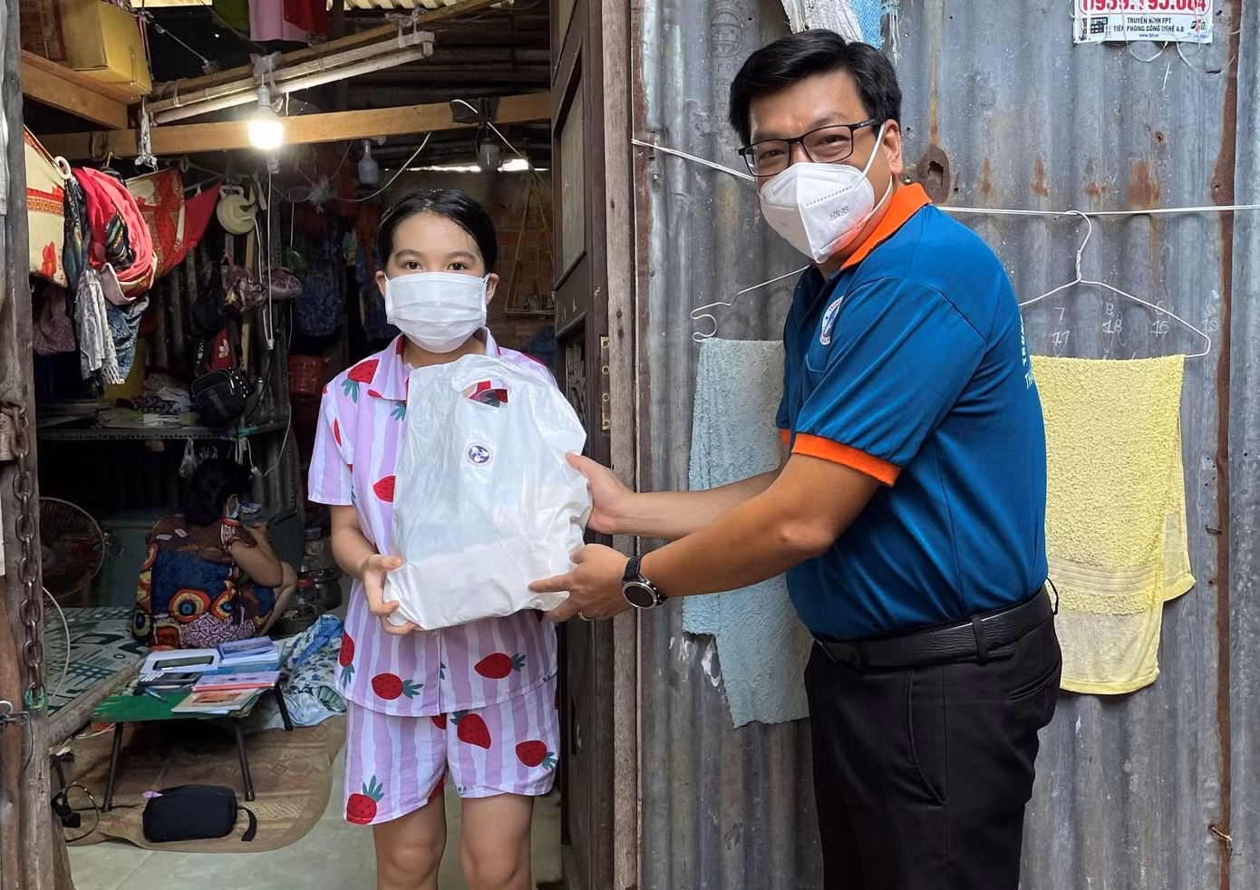Giám đốc Trung tâm CTXH Thanh niên TPHCM Dương Ngọc Tuấn trao món quà thiết thực đến các em trước thềm Tết Trung thu.
