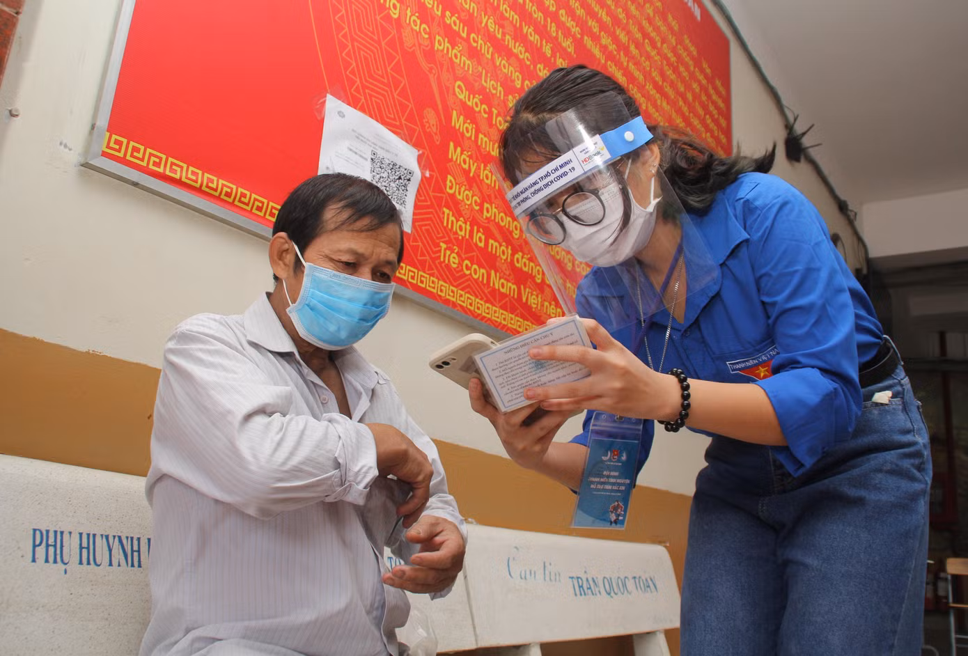 Lê Ngọc Minh Khuê hỗ trợ người dân tại điểm tiêm Trường THCS Trần Quốc Toản (TP. Thủ Đức) Lê Ngọc Minh Khuê hỗ trợ người dân tại điểm tiêm Trường THCS Trần Quốc Toản (TP. Thủ Đức)