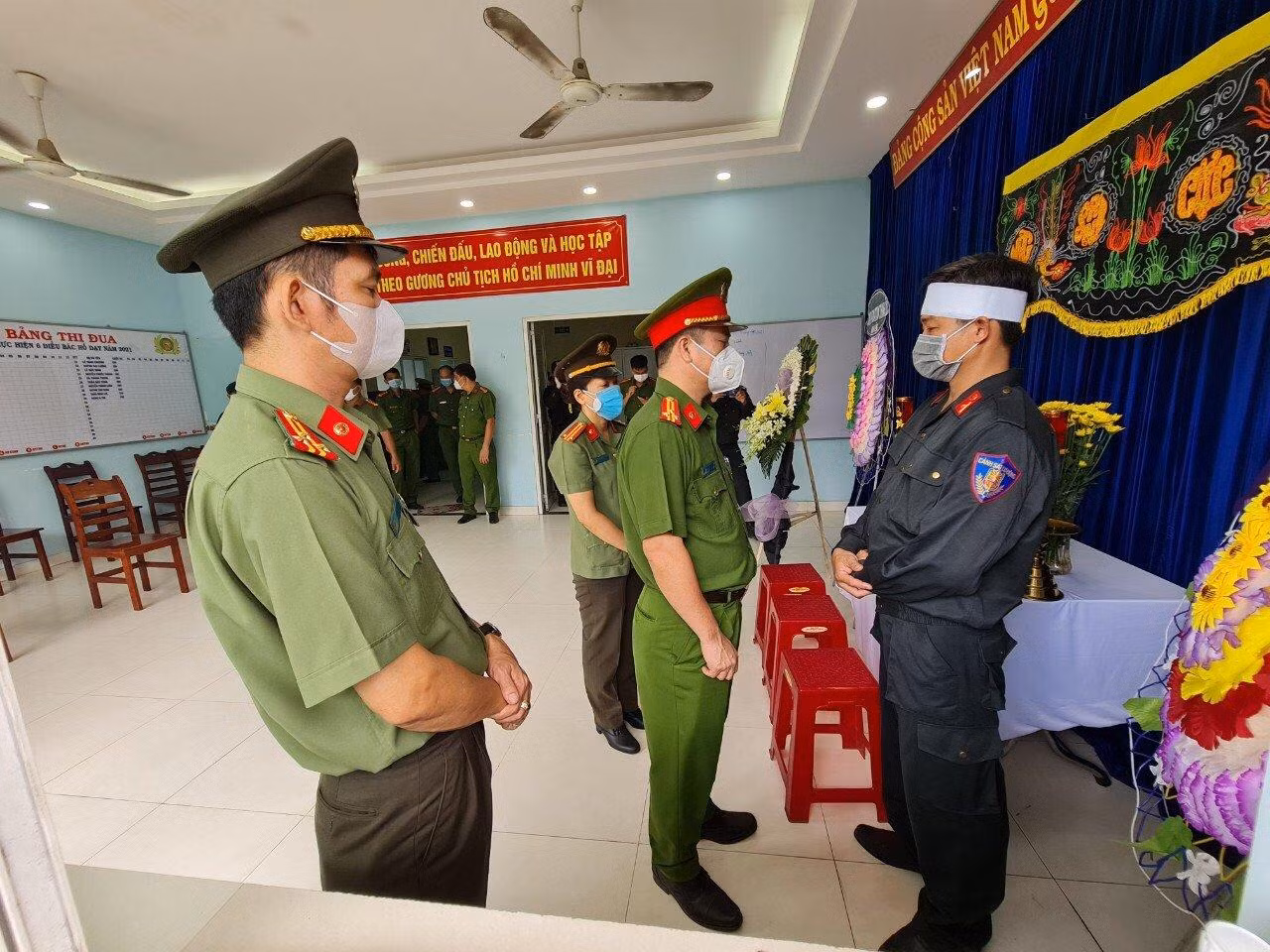 Đại diện công an quận 12 đến viếng và thăm hỏi động viên thiếu tá Điền.