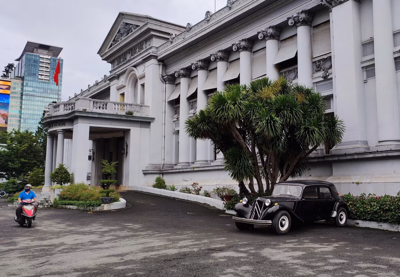 Dù đã mở cửa trở lại hơn 10 ngày, Bảo tàng Thành phố Hồ Chí Minh (quận 1) vẫn khá im ắng. Chị Nhung - nhân viên thuyết minh, cho biết bảo tàng đã bắt đầu hoạt động trở lại từ đầu tháng 10 và tuân thủ theo Bộ tiêu chí an toàn phòng chống dịch mà UBND TPHCM ban hành, trong đó đảm bảo khách tham quan phải tiêm đủ 2 mũi vắc xin, thực hiện khai báo y tế từ bên ngoài cổng...