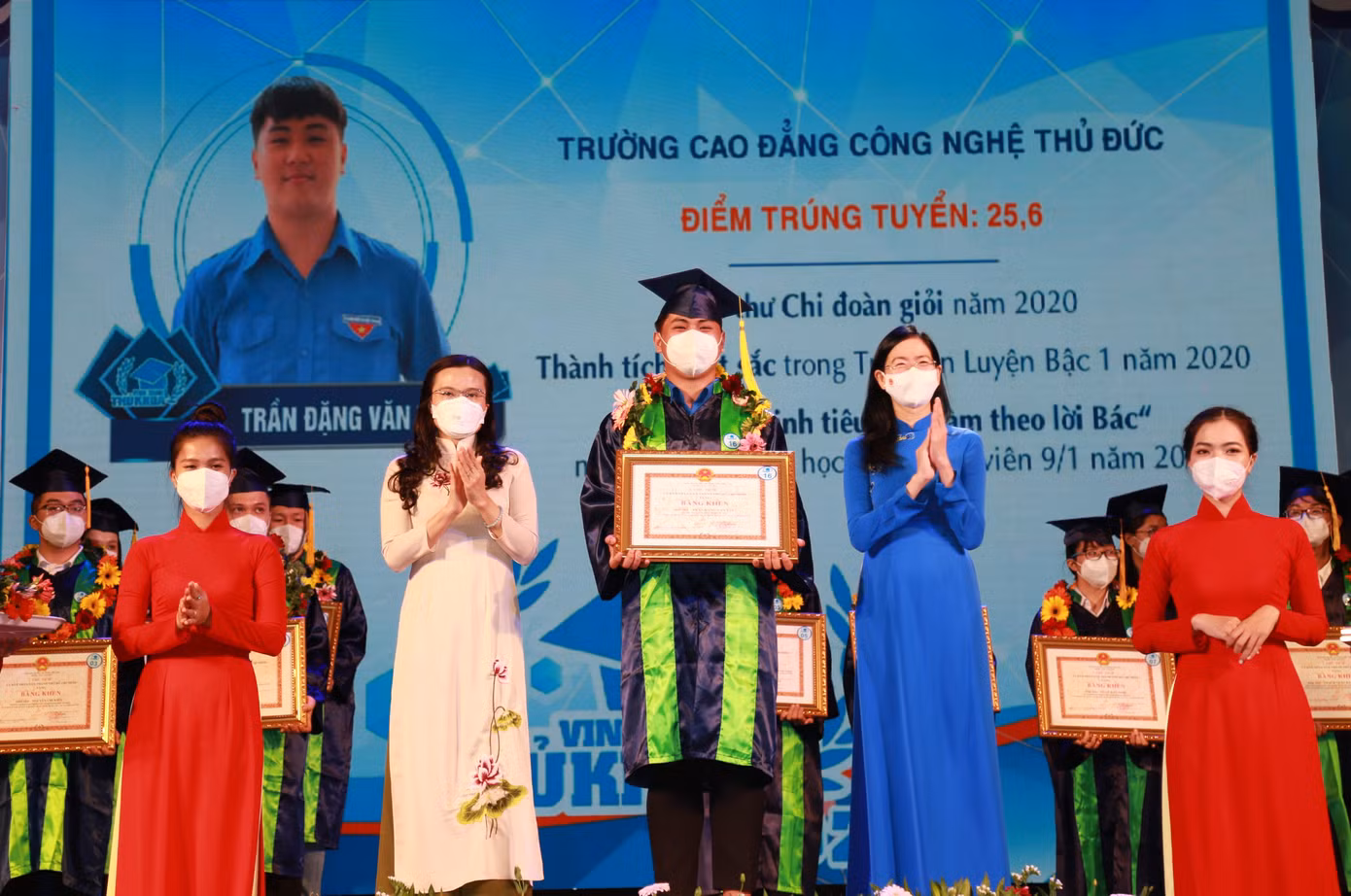 Chị Nguyễn Phạm Duy Trang, Bí thư Trung ương Đoàn, Phó Chủ tịch Thường trực Hội đồng Đội Trung ương (bên trái) và chị Phan Thị Thanh Phương, Bí thư Thành Đoàn, Chủ tịch Hội Sinh viên Việt Nam TPHCM (bên phải) trao bằng khen vinh danh các thủ khoa đầu vào năm 2021
