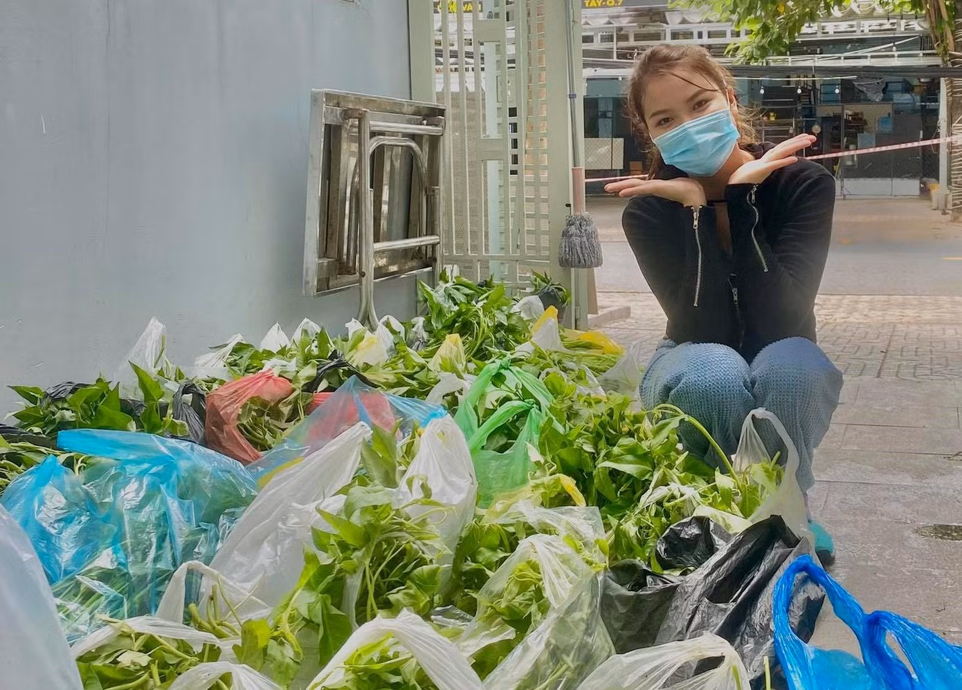 Yến Nhung chuẩn bị rau tươi để gửi tặng bà con. (Ảnh: NVCC)