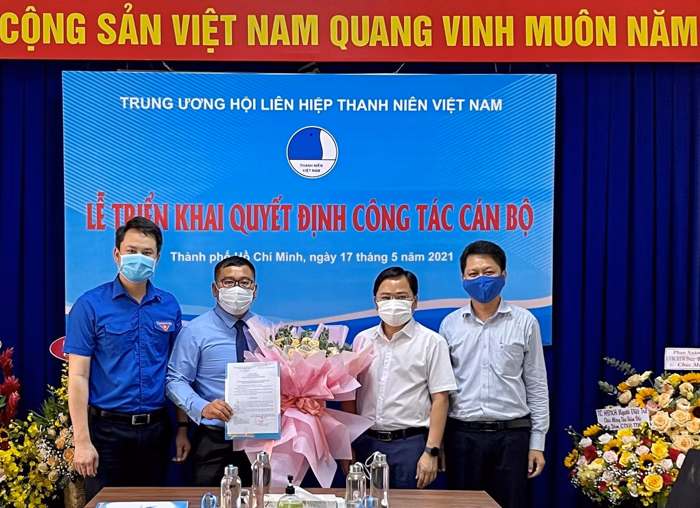 Anh Nguyễn Anh Tuấn tặng hoa chúc mừng anh Nguyễn Thanh Hân Anh Nguyễn Anh Tuấn tặng hoa chúc mừng anh Nguyễn Thanh Hân