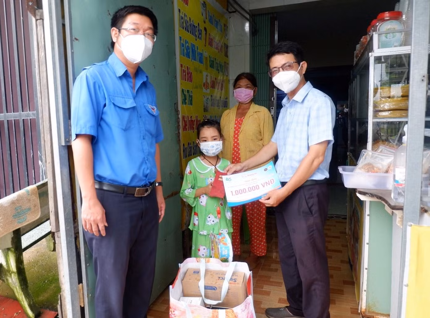 Trong thời gian dịch bệnh phức tạp vừa qua, anh Tống Hoàng Quân đã hỗ trợ tặng hàng chục suất học bổng và quà Trung thu cho các em nhỏ. Trong ảnh: anh Quân cùng lãnh đạo Tỉnh Đoàn Long An trao quà cho các em nhỏ trên địa bàn tỉnh - Ảnh: NVCC Trong thời gian dịch bệnh phức tạp vừa qua, anh Tống Hoàng Quân đã hỗ trợ tặng hàng chục suất học bổng và quà Trung thu cho các em nhỏ. Trong ảnh: anh Quân cùng lãnh đạo Tỉnh Đoàn Long An trao quà cho các em nhỏ trên địa bàn tỉnh - Ảnh: NVCC