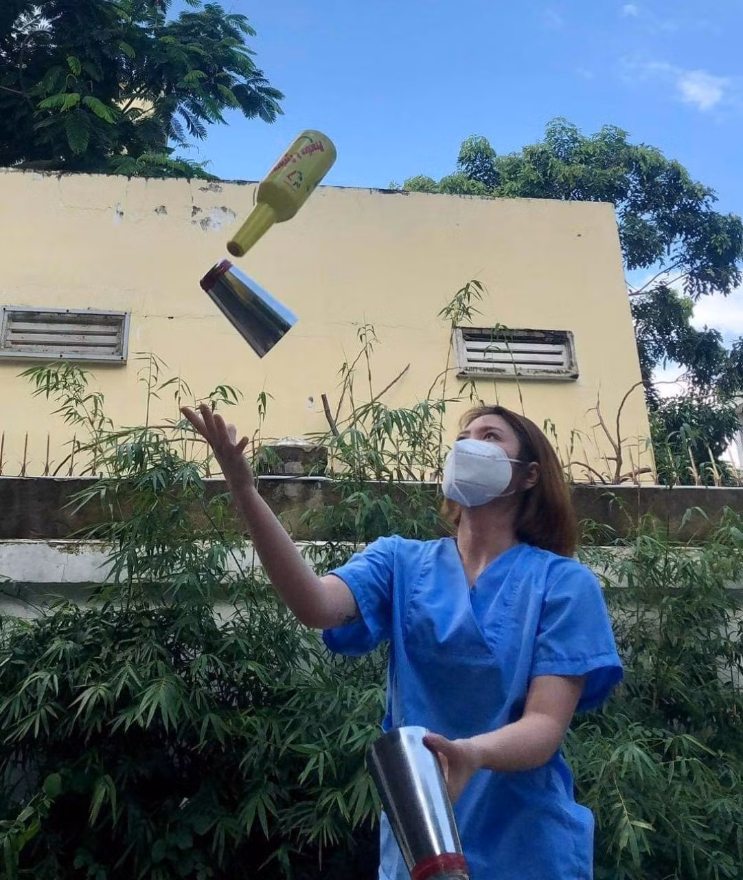 Trong những ngày không thể đi làm, Phương Anh tranh thủ trau dồi kỹ năng pha chế tại địa điểm hoạt động tình nguyện.