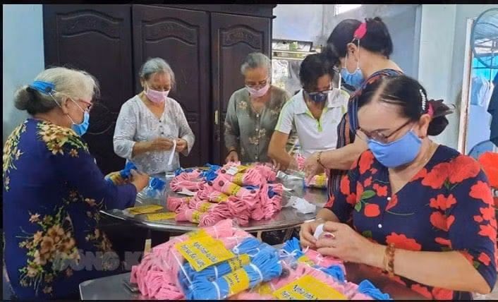 Những chiếc băng đô vải này sẽ giúp đội ngũ y tế đỡ đau tai khi phải mang khẩu trang làm việc cả ngày (Ảnh: CLB Tri thức trẻ Bến Tre)