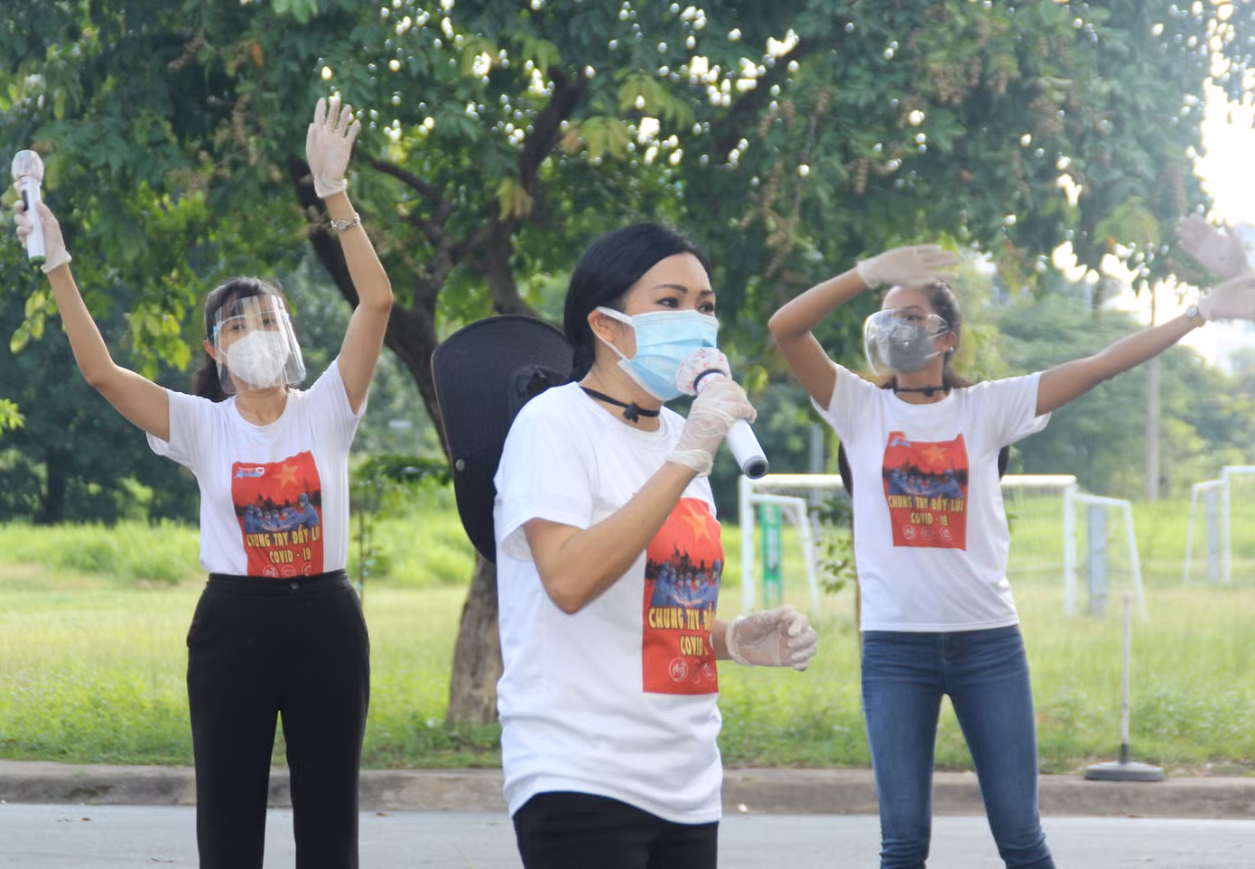 Phương Thanh hào hứng thể hiện các ca khúc dấu ấn của mình gửi tặng mọi người. Nữ ca sỹ bày tỏ "chưa bao giờ hát khó khăn như thế này". "Hát như thế này rất mệt, thở không nổi luôn", nữ ca sỹ chia sẻ trước mọi người.