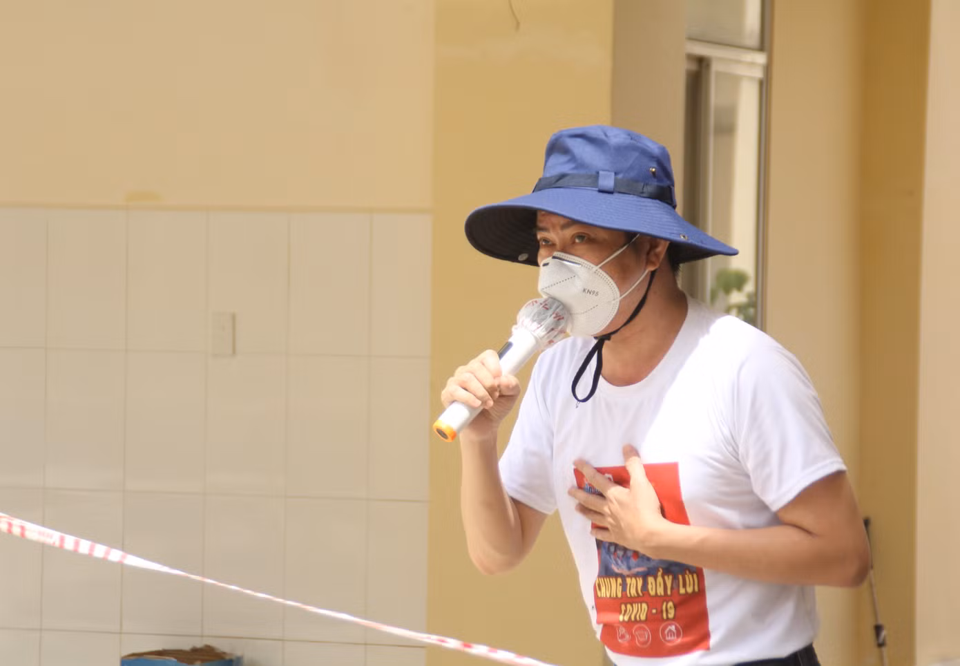 Ca sỹ Quốc Đại hát tặng các y bác sỹ và bệnh nhân đang điều trị tại Bệnh viện điều trị COVID-19 Cần Giờ